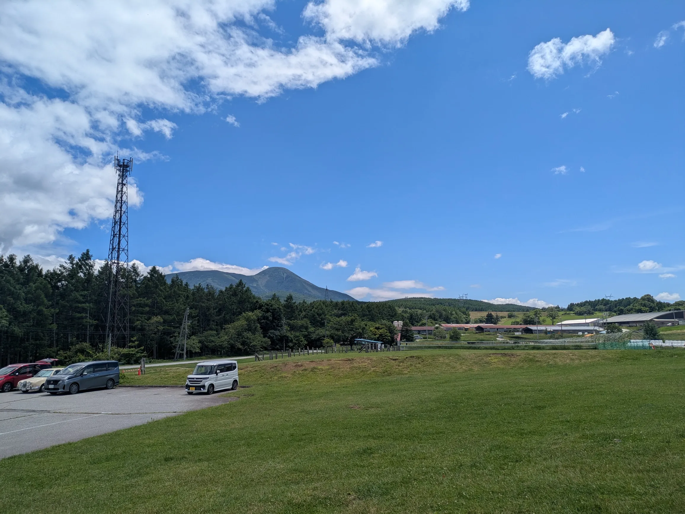 奥に見えるのが蓼科山