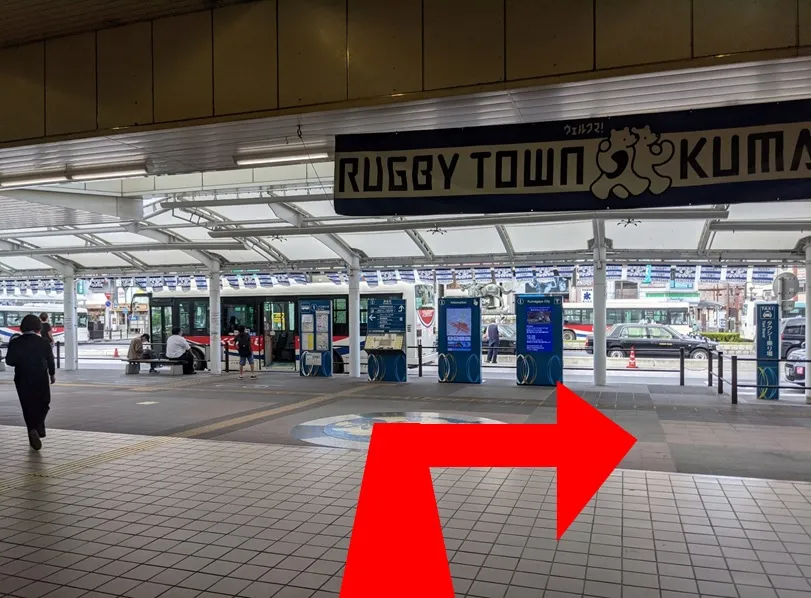 エスカレーター降りたらロータリーを右方向へ